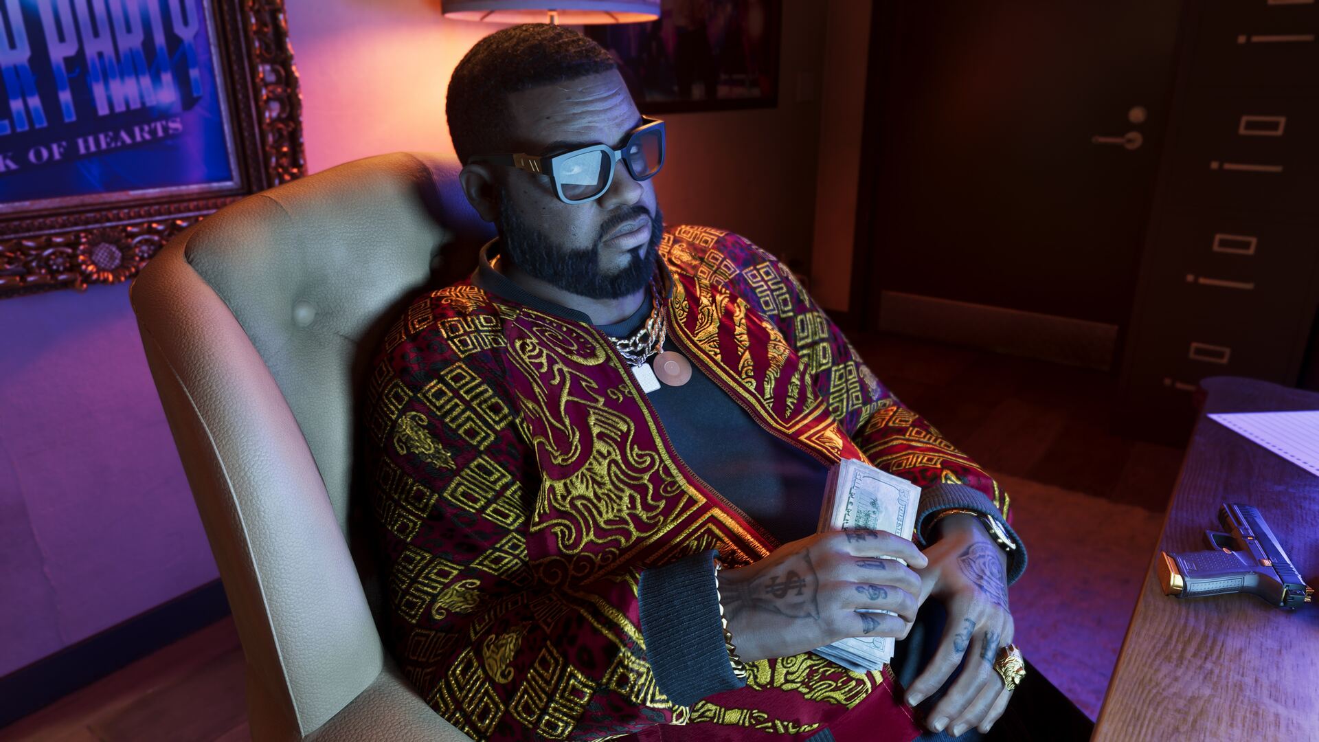 Boobie Ike, patron de boîte de nuit dans GTA 6, assis dans son bureau avec une liasse de billets