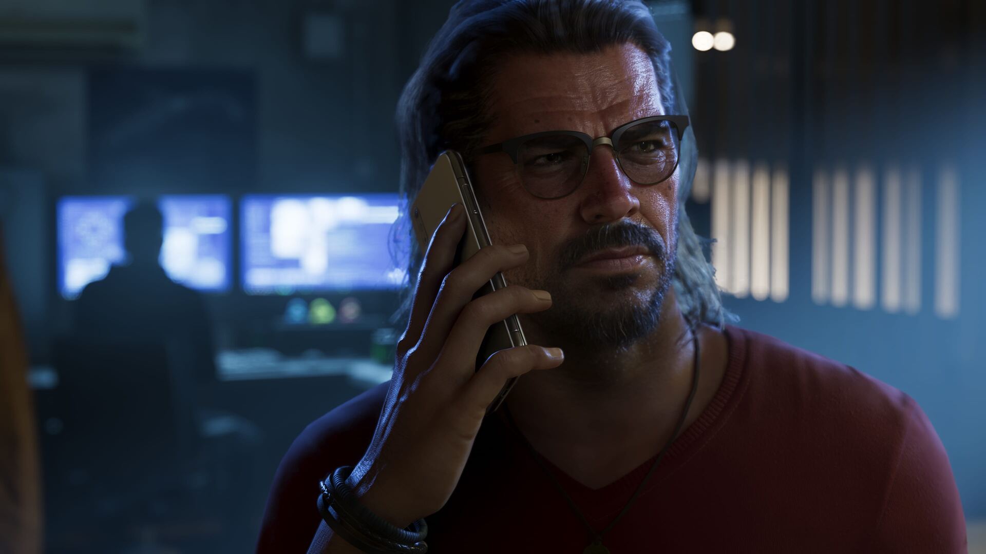 Raul Bautista, personnage de GTA 6, au téléphone devant des écrans de surveillance